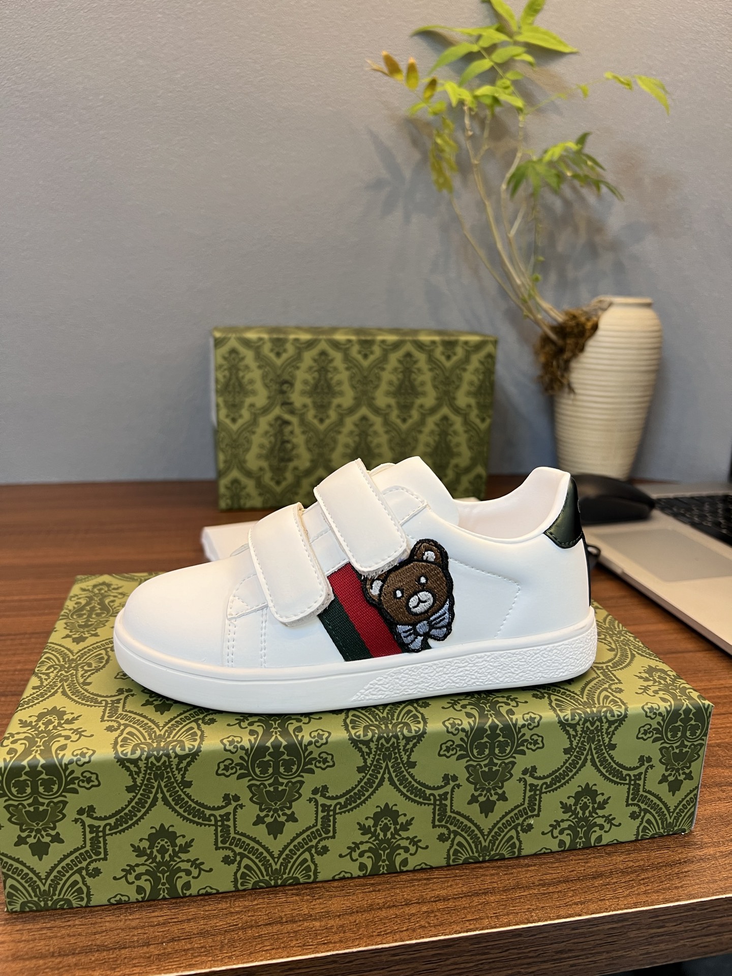 Children's shoes child